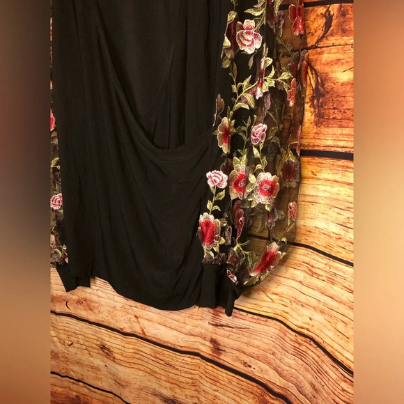 VENUS Embroidered Top - Picture 5 of 12